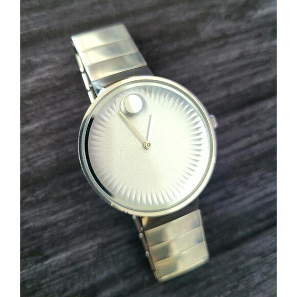 Movado Edge 34mm 5.5 Inch Sapphire Crystal Ladies‎ Watch Runs